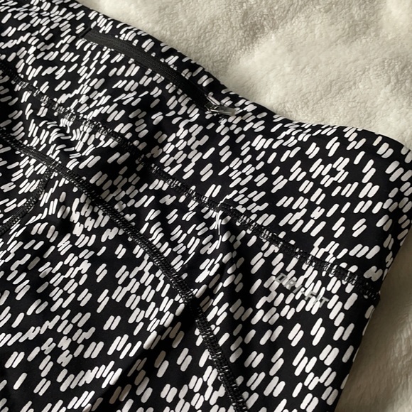 Nike Dri Fit Black and White Mesh Cropped Legging - Picture 4 of 5